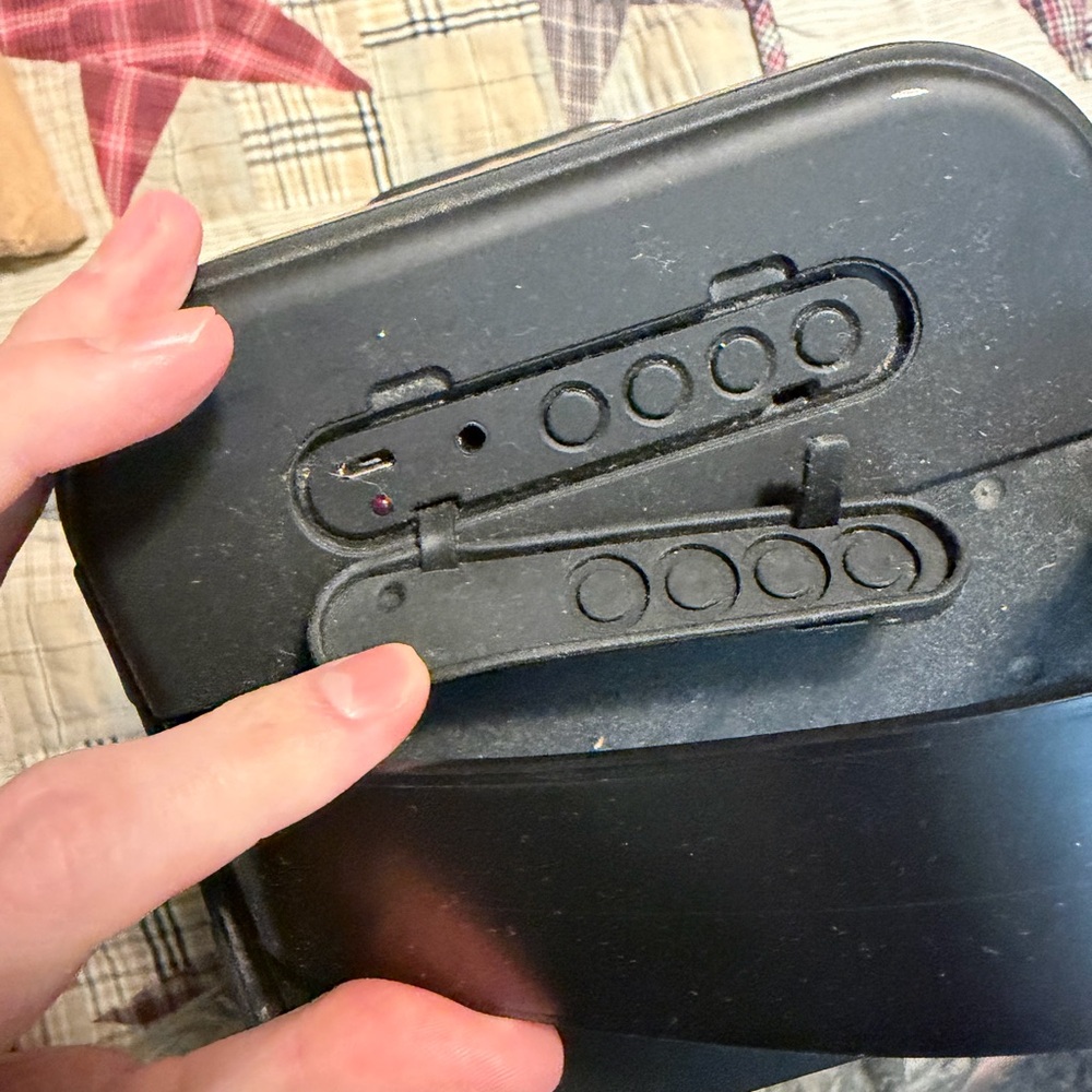 Black Bluetooth Tower Speaker With Charger - Picture 3 of 3